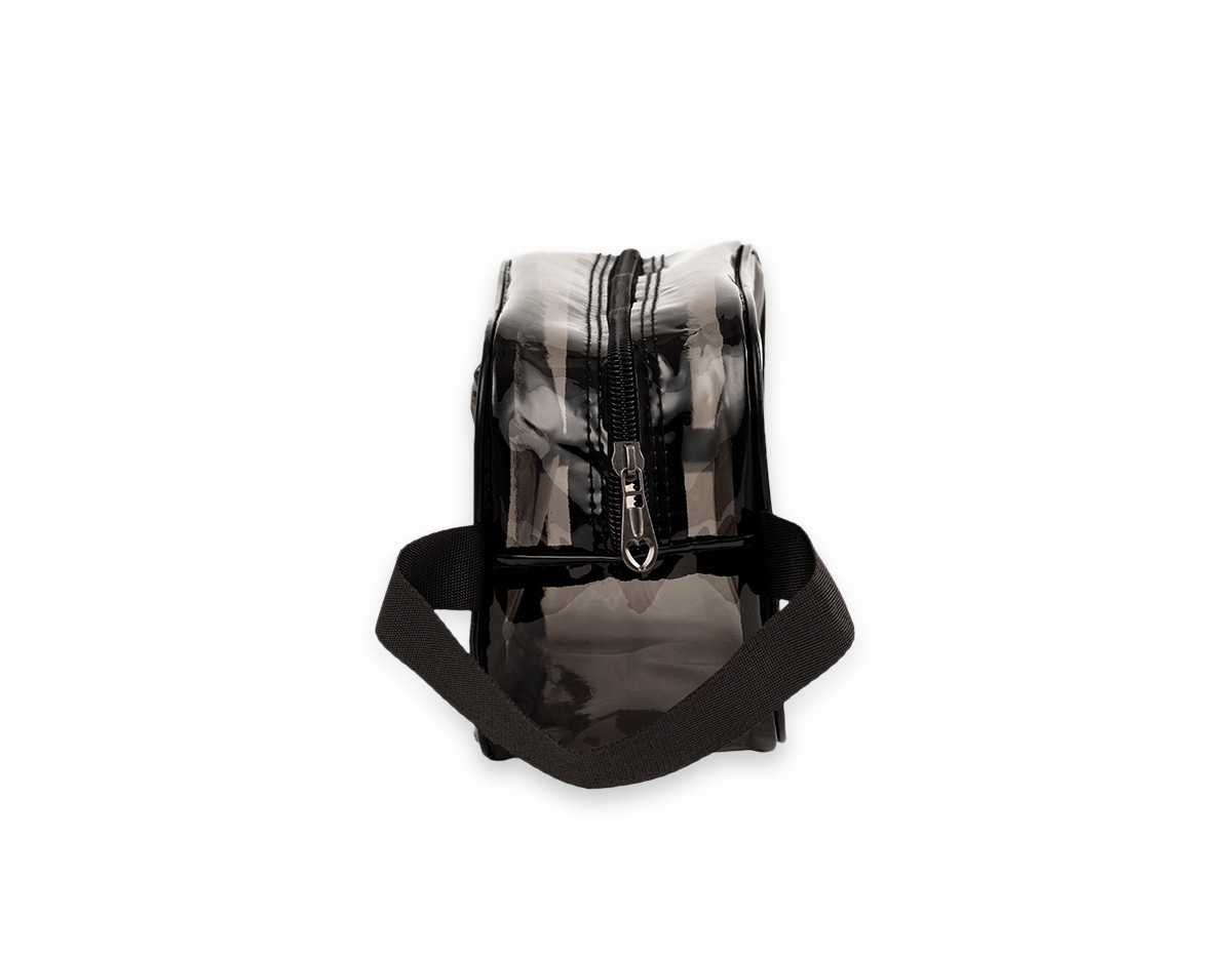 Nécessaire impermeável confeccionada em PVC, ideal para proteger objetos contra umidade e respingos. Possui fechamento em zíper que garante segurança no transporte e alça lateral em nylon, facilitando o manuseio. Prática e resistente, é uma excelente opção de brinde corporativo funcional para o dia a dia.