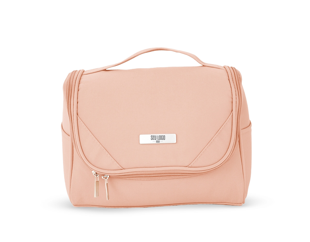Nécessaire organizadora confeccionada em poliéster impermeável, desenvolvida para manter itens pessoais bem distribuídos e protegidos. Possui bolso interno em tela de nylon com fechamento em zíper, três bolsos abertos para organização prática e gancho plástico que permite utilizá-la pendurada quando aberta, facilitando o acesso ao conteúdo. Acompanha placa metálica personalizável, integrada ao design, agregando acabamento diferenciado. Um brinde corporativo funcional e inteligente, ideal para viagens e rotina diária, que alia organização, durabilidade e forte presença de marca.