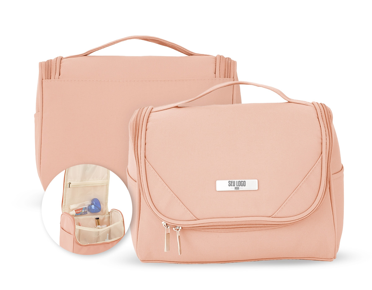 Nécessaire organizadora confeccionada em poliéster impermeável, desenvolvida para manter itens pessoais bem distribuídos e protegidos. Possui bolso interno em tela de nylon com fechamento em zíper, três bolsos abertos para organização prática e gancho plástico que permite utilizá-la pendurada quando aberta, facilitando o acesso ao conteúdo. Acompanha placa metálica personalizável, integrada ao design, agregando acabamento diferenciado. Um brinde corporativo funcional e inteligente, ideal para viagens e rotina diária, que alia organização, durabilidade e forte presença de marca.