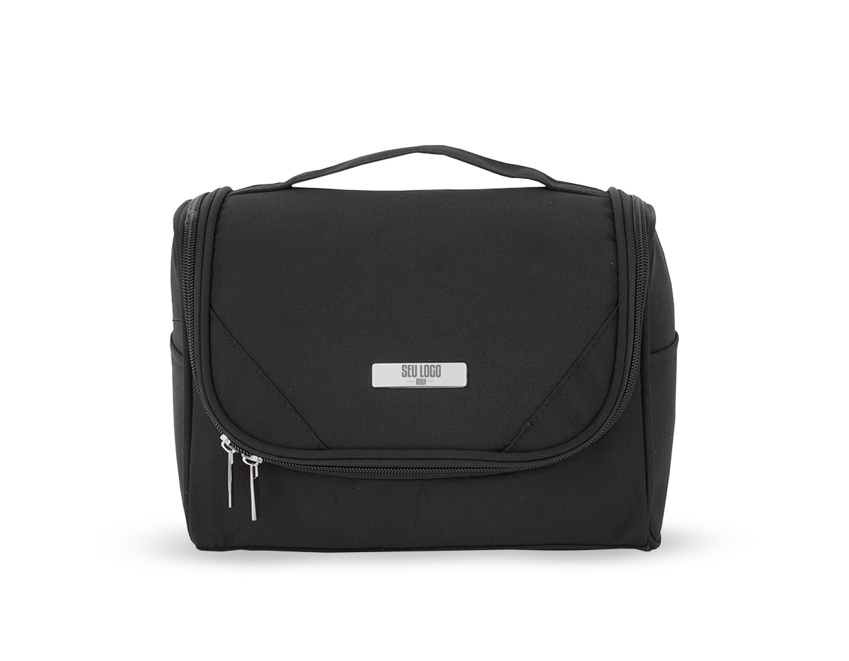 Nécessaire organizadora confeccionada em poliéster impermeável, desenvolvida para manter itens pessoais bem distribuídos e protegidos. Possui bolso interno em tela de nylon com fechamento em zíper, três bolsos abertos para organização prática e gancho plástico que permite utilizá-la pendurada quando aberta, facilitando o acesso ao conteúdo. Acompanha placa metálica personalizável, integrada ao design, agregando acabamento diferenciado. Um brinde corporativo funcional e inteligente, ideal para viagens e rotina diária, que alia organização, durabilidade e forte presença de marca.