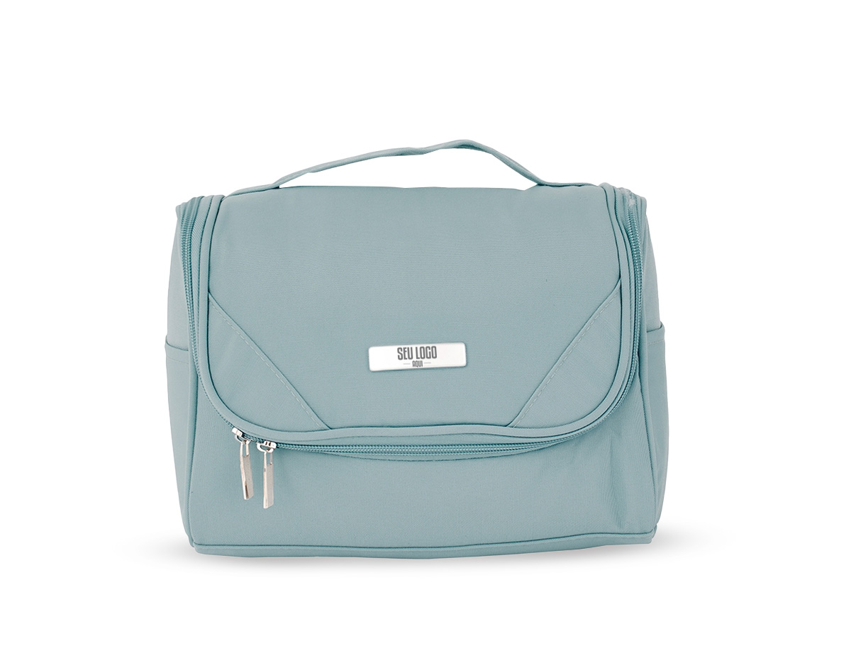 Nécessaire organizadora confeccionada em poliéster impermeável, desenvolvida para manter itens pessoais bem distribuídos e protegidos. Possui bolso interno em tela de nylon com fechamento em zíper, três bolsos abertos para organização prática e gancho plástico que permite utilizá-la pendurada quando aberta, facilitando o acesso ao conteúdo. Acompanha placa metálica personalizável, integrada ao design, agregando acabamento diferenciado. Um brinde corporativo funcional e inteligente, ideal para viagens e rotina diária, que alia organização, durabilidade e forte presença de marca.