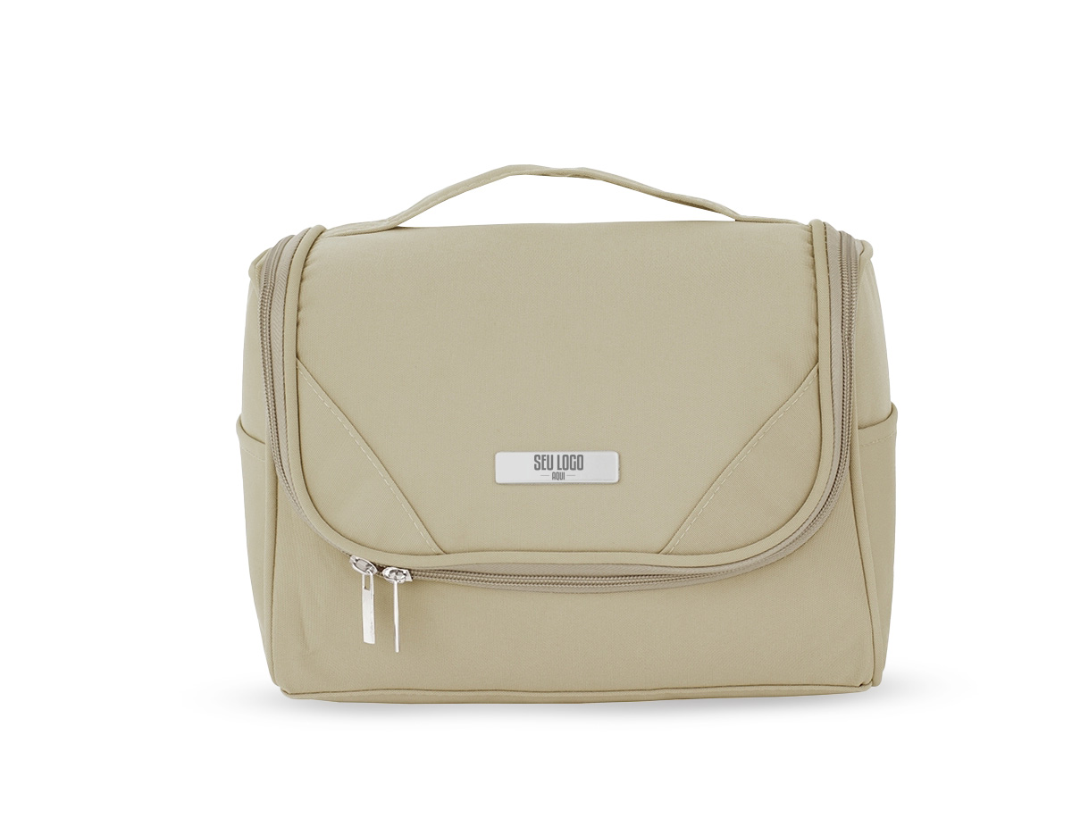 Nécessaire organizadora confeccionada em poliéster impermeável, desenvolvida para manter itens pessoais bem distribuídos e protegidos. Possui bolso interno em tela de nylon com fechamento em zíper, três bolsos abertos para organização prática e gancho plástico que permite utilizá-la pendurada quando aberta, facilitando o acesso ao conteúdo. Acompanha placa metálica personalizável, integrada ao design, agregando acabamento diferenciado. Um brinde corporativo funcional e inteligente, ideal para viagens e rotina diária, que alia organização, durabilidade e forte presença de marca.
