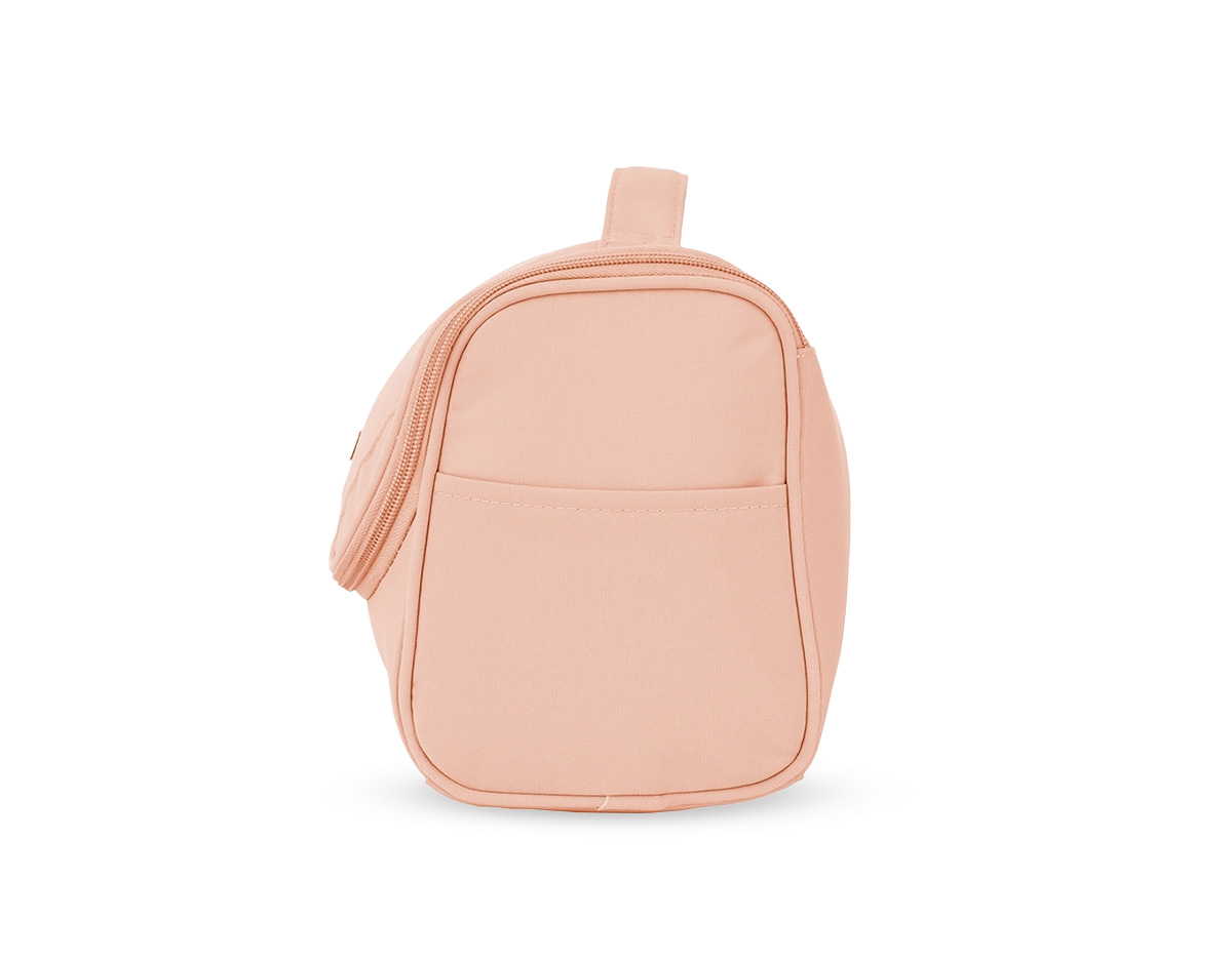 Nécessaire organizadora confeccionada em poliéster impermeável, desenvolvida para manter itens pessoais bem distribuídos e protegidos. Possui bolso interno em tela de nylon com fechamento em zíper, três bolsos abertos para organização prática e gancho plástico que permite utilizá-la pendurada quando aberta, facilitando o acesso ao conteúdo. Acompanha placa metálica personalizável, integrada ao design, agregando acabamento diferenciado. Um brinde corporativo funcional e inteligente, ideal para viagens e rotina diária, que alia organização, durabilidade e forte presença de marca.