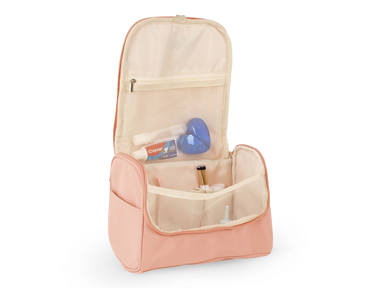 Nécessaire organizadora confeccionada em poliéster impermeável, desenvolvida para manter itens pessoais bem distribuídos e protegidos. Possui bolso interno em tela de nylon com fechamento em zíper, três bolsos abertos para organização prática e gancho plástico que permite utilizá-la pendurada quando aberta, facilitando o acesso ao conteúdo. Acompanha placa metálica personalizável, integrada ao design, agregando acabamento diferenciado. Um brinde corporativo funcional e inteligente, ideal para viagens e rotina diária, que alia organização, durabilidade e forte presença de marca.