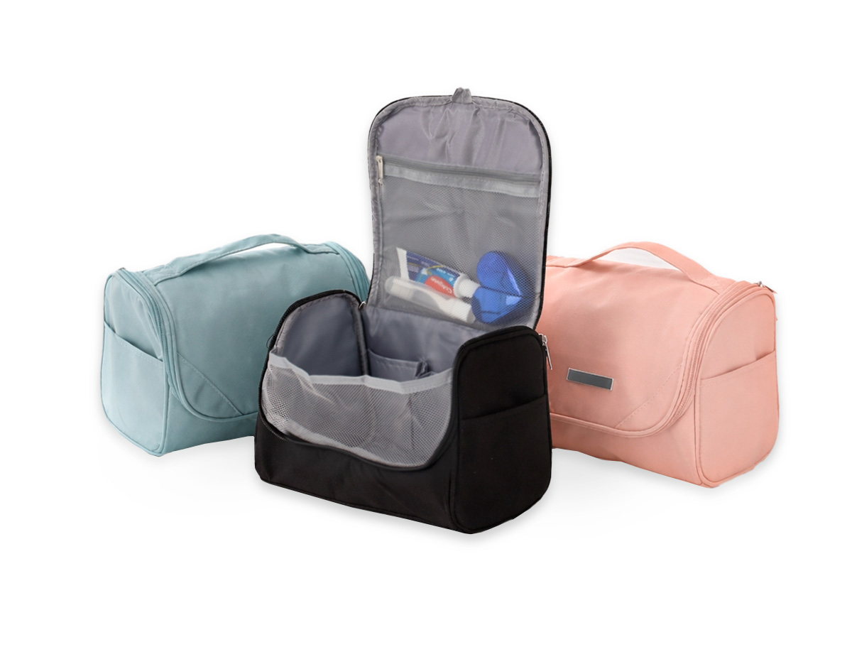 Nécessaire organizadora confeccionada em poliéster impermeável, desenvolvida para manter itens pessoais bem distribuídos e protegidos. Possui bolso interno em tela de nylon com fechamento em zíper, três bolsos abertos para organização prática e gancho plástico que permite utilizá-la pendurada quando aberta, facilitando o acesso ao conteúdo. Acompanha placa metálica personalizável, integrada ao design, agregando acabamento diferenciado. Um brinde corporativo funcional e inteligente, ideal para viagens e rotina diária, que alia organização, durabilidade e forte presença de marca.