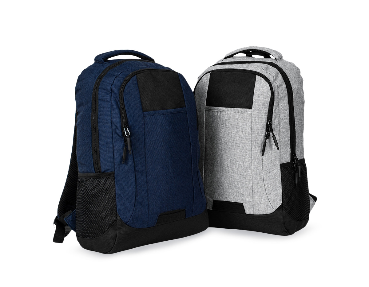 Mochila impermeável em Oxford com revestimento em PU, capacidade máxima de 23 litros e fechamento em zíper com puxadores em nylon e plástico. Possui compartimento principal com divisória para notebooks de até 17,3 polegadas. Conta com compartimento frontal e dois bolsos laterais em malha com elástico, alça para encaixe em malas de viagem e revestimento em espuma respirável nas costas, nas alças de ombro e na alça superior de mão.