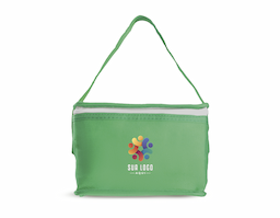 Bolsa térmica confeccionada em TNT 80g/m², leve, prática e ideal para o dia a dia. Possui interior costurado com revestimento em algodão e folha de alumínio, auxiliando na conservação da temperatura de alimentos e bebidas por mais tempo. Uma excelente opção de brinde corporativo funcional, versátil e personalizável para eventos, campanhas promocionais e ações empresariais.