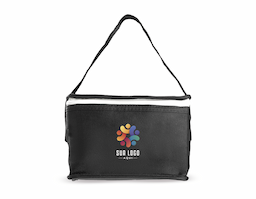 Bolsa térmica confeccionada em TNT 80g/m², leve, prática e ideal para o dia a dia. Possui interior costurado com revestimento em algodão e folha de alumínio, auxiliando na conservação da temperatura de alimentos e bebidas por mais tempo. Uma excelente opção de brinde corporativo funcional, versátil e personalizável para eventos, campanhas promocionais e ações empresariais.
