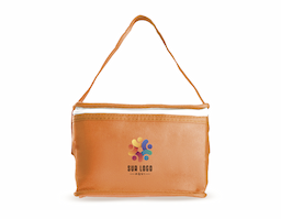 Bolsa térmica confeccionada em TNT 80g/m², leve, prática e ideal para o dia a dia. Possui interior costurado com revestimento em algodão e folha de alumínio, auxiliando na conservação da temperatura de alimentos e bebidas por mais tempo. Uma excelente opção de brinde corporativo funcional, versátil e personalizável para eventos, campanhas promocionais e ações empresariais.