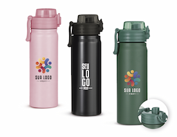Garrafa térmica com capacidade para até 680ml. Feita em inox 304, possui estrutura de parede dupla e vedação a vácuo, permitindo a conservação da temperatura de líquidos por mais tempo. Conta com tampa rosqueável com trava de segurança, botão de acionamento para abrir a tampa protetora do bocal e alça para transporte. Acompanha um canudo plástico para encaixe no interior da garrafa.