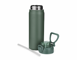 Garrafa térmica com capacidade para até 680ml. Feita em inox 304, possui estrutura de parede dupla e vedação a vácuo, permitindo a conservação da temperatura de líquidos por mais tempo. Conta com tampa rosqueável com trava de segurança, botão de acionamento para abrir a tampa protetora do bocal e alça para transporte. Acompanha um canudo plástico para encaixe no interior da garrafa.