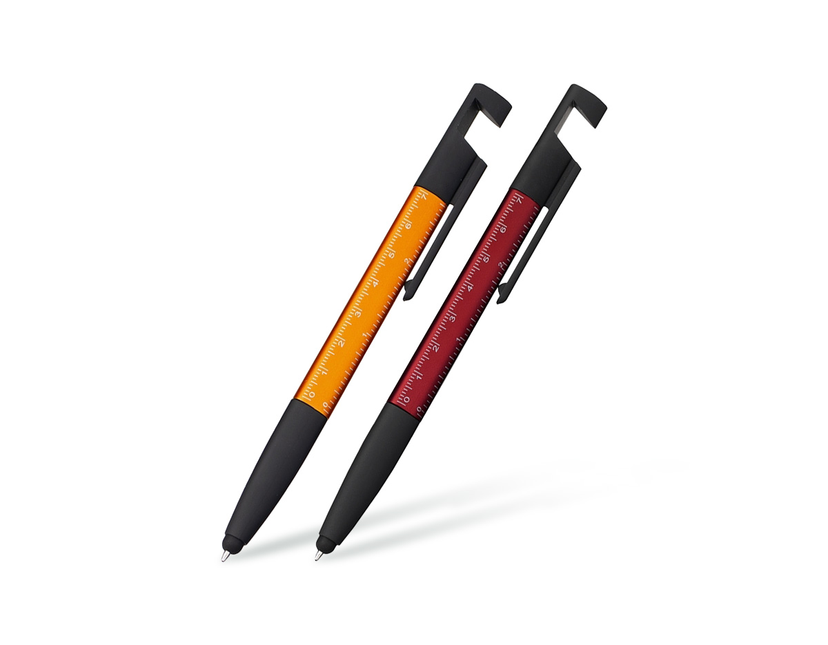 Caneta plástica triangular com ponteira emborrachada para interação em dispositivos de telas sensíveis ao toque. Possui clip com revestimento em feltro no topo, ideal para limpeza de tela, além de abertura que funciona como suporte para celular. Conta ainda com marcação de régua de 7 cm no corpo, acionamento por rotação e carga esferográfica azul de 1,0mm.
