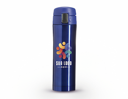 Garrafa térmica de 450 ml produzida em inox colorido, ideal para manter a temperatura das bebidas por mais tempo. Possui botão de abertura prata com sistema de trava identificado por desenhos de cadeado aberto e fechado, garantindo segurança no uso. Para abrir, basta levantar o botão menor e pressionar o botão central; a tampa conta com borracha interna antivazamento. A abertura total é feita por rosca, facilitando a limpeza, e o interior é totalmente revestido em inox. Um brinde corporativo moderno e funcional.