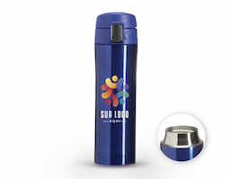 Garrafa térmica de 450 ml produzida em inox colorido, ideal para manter a temperatura das bebidas por mais tempo. Possui botão de abertura prata com sistema de trava identificado por desenhos de cadeado aberto e fechado, garantindo segurança no uso. Para abrir, basta levantar o botão menor e pressionar o botão central; a tampa conta com borracha interna antivazamento. A abertura total é feita por rosca, facilitando a limpeza, e o interior é totalmente revestido em inox. Um brinde corporativo moderno e funcional.